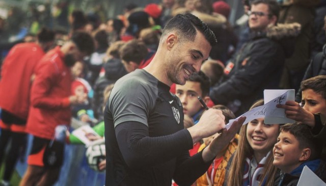 Andrés Fernández, inscrito, podrá estar en el banquillo ante el Burgos