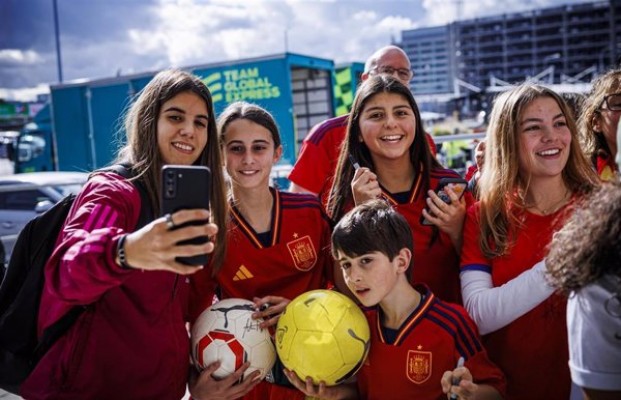 Las jugadoras de España, recibidas por decenas de aficionados en Sídney