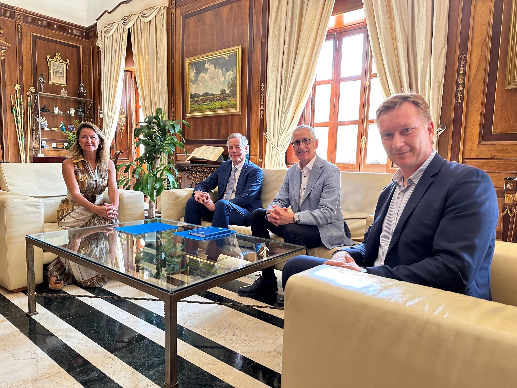 Carrasco asegura que pondrá facilidades y ampliará el suelo industrial para empresas como UBE
