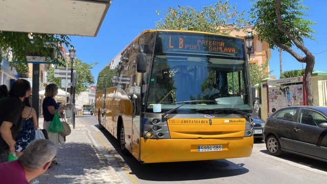 Casi 6.000 usuarios en Paterna disfrutan del autobús a la playa en la primera mitad del verano 
