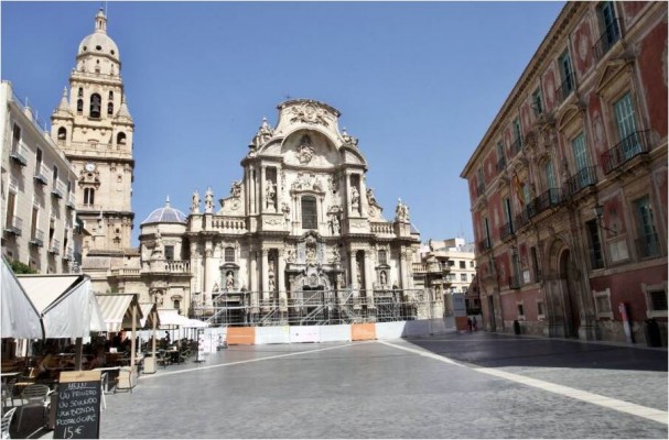 El gran andamio para la obra quirúrgica de la Catedral de Murcia ya empieza a cubrir el imafronte