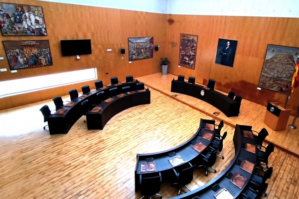 El PSOE exige un informe externo para conservar los tapices que Pere Maria Orts i Bosch donó a Benidorm
