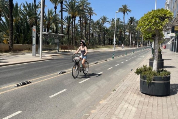 Contigo Elche propone cambiar de acera el carril bici de Juan Carlos I en lugar de suprimirlo

