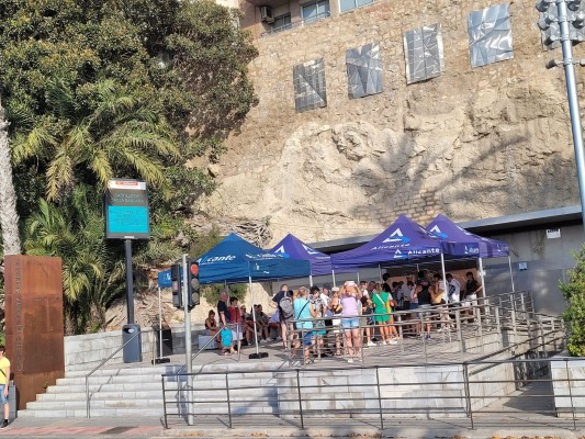 Turismo instala carpas en el acceso al ascensor del Castillo para proteger del sol a visitantes