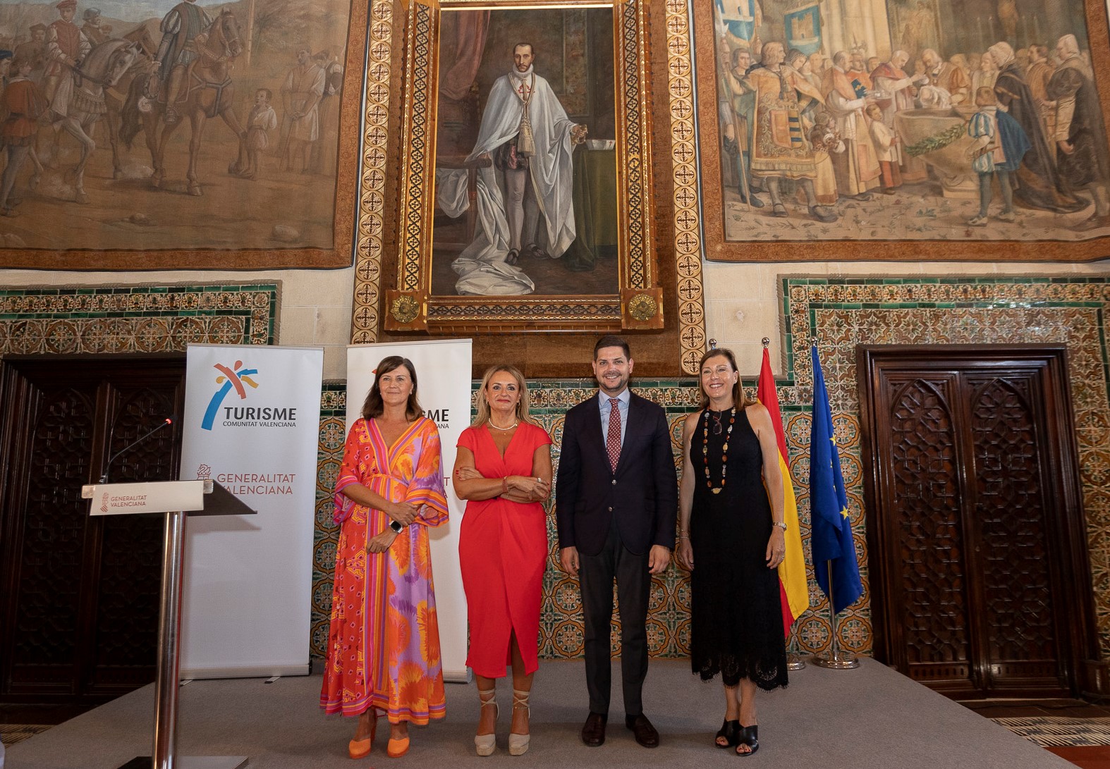 La nueva directora general de Turismo, Esther Labaig; la consellera de Turismo, Nuria Montes; el alcalde de Gandia, José Manuel Prieto; y la nueva secretaria autonómica de Turismo, Cristina Moreno. Foto: ÀLEX OLTRA - 