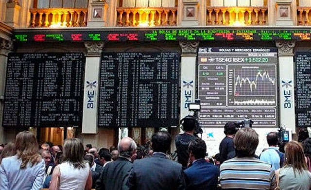 Los bolsistas se lanzan a vender en la apertura y llevan al Ibex 35 a ceder el 8.700