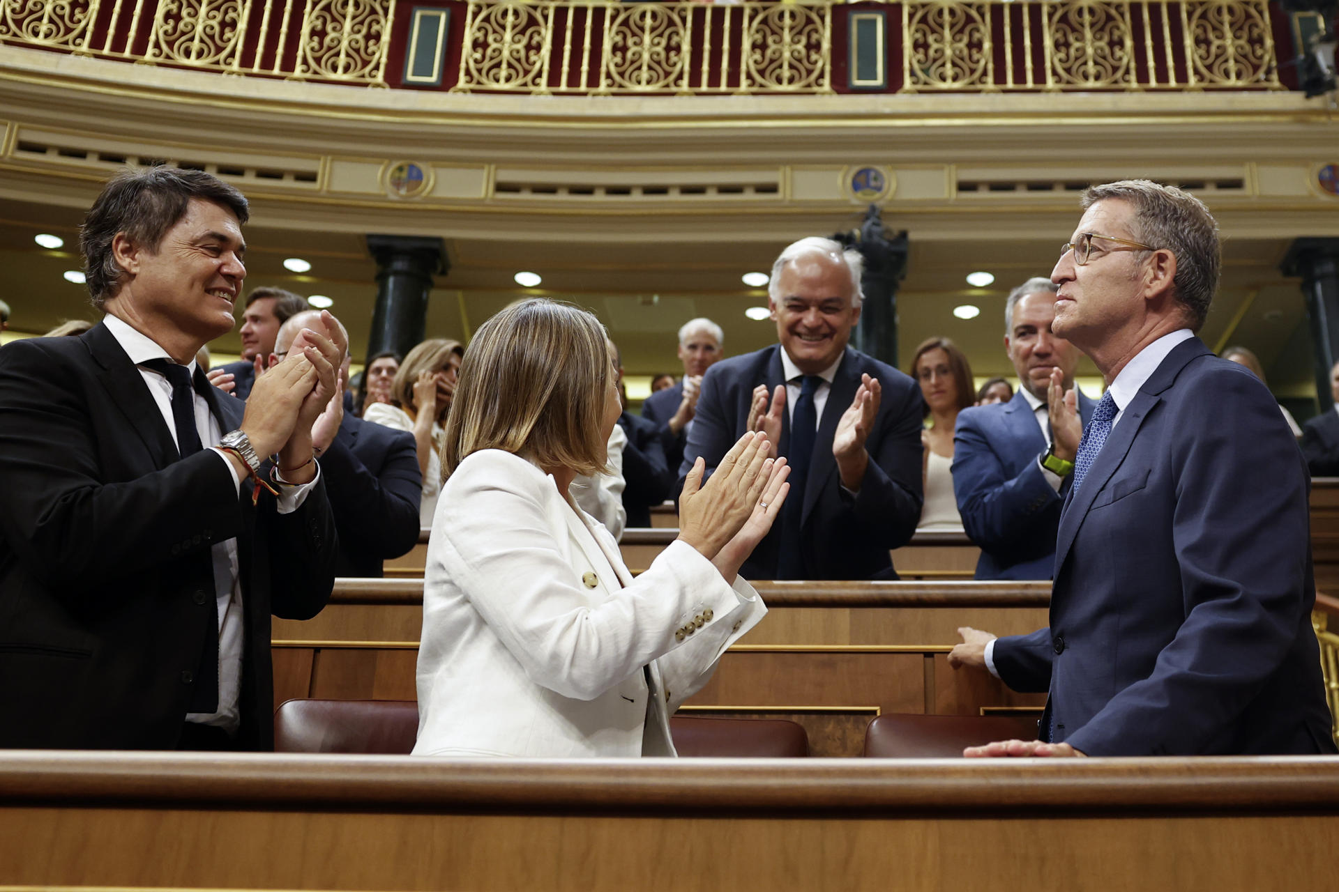 Alberto Núñez Feijóo, junto a los diputados del PP este jueves. Foto: EFE/Chema Moya - 