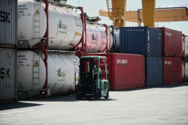 El déficit comercial cae a 16.420 millones hasta junio con récord de exportaciones
