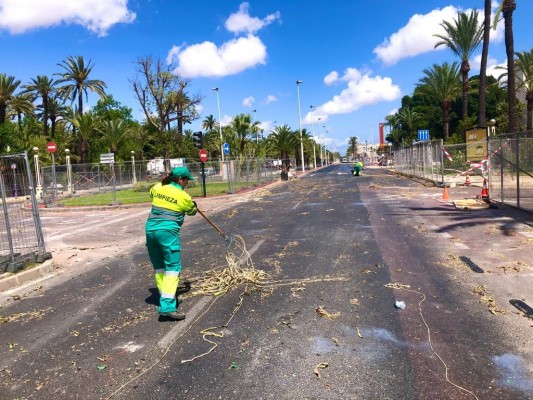 Así fue el gran despliegue de la 'UTE Elche' para limpiar la ciudad tras las fiestas