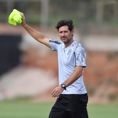 Víctor, entrenador del Efesé, pide 