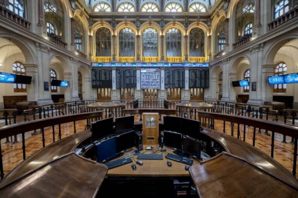 El Ibex 35 cierra la sesión prácticamente plano y se mantiene en los 9.300 enteros
