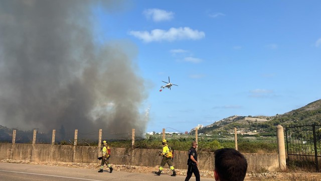 Controlado el incendio de vegetación de Cullera tras ser desalojadas 15 personas