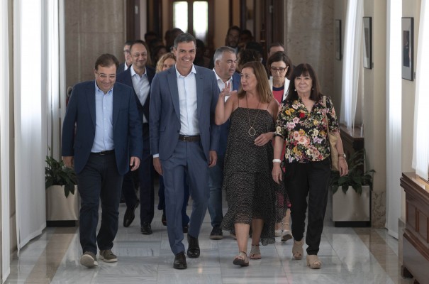 Sánchez anuncia su intención de someterse a la investidura y exige a Feijóo no 