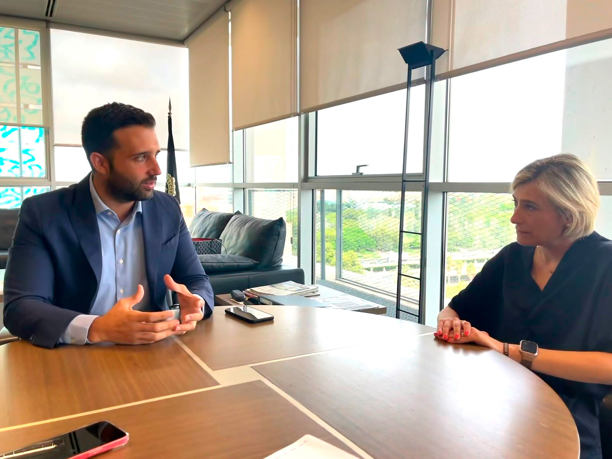 El alcalde de Sagunt, Darío Moreno, en una reunión con la consellera de Justicia, Elisa Núñez. Foto: Ajuntament de Sagunt - 