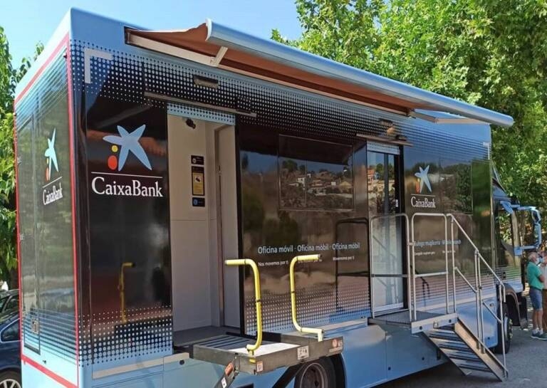 CaixaBank atiende con 2 oficinas móviles a 70 pueblos en riesgo de exclusión financiera
