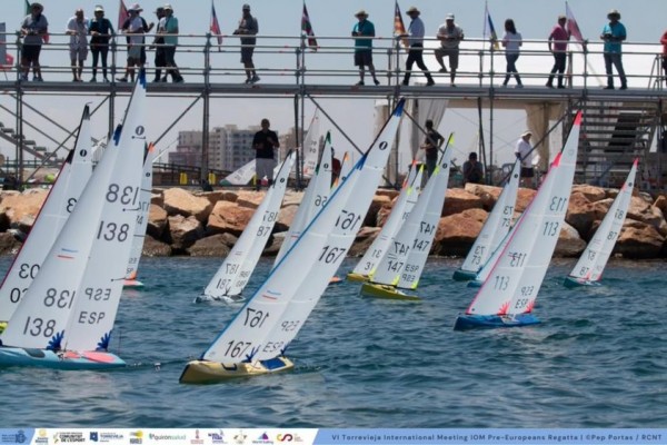 80 regatistas de 14 países se citan en Torrevieja para conquistar el Europeo IOM de Radio Control