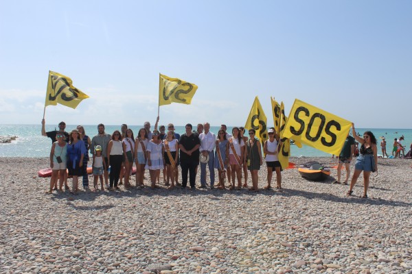 Nules se moviliza por la costa: 100 personas participan en una travesía reivindicativa