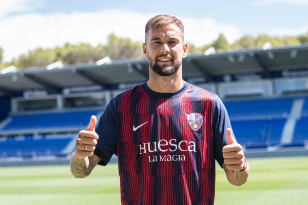 El delantero José Ángel Carrillo vuelve al Murcia ocho años después desde el Huesca 