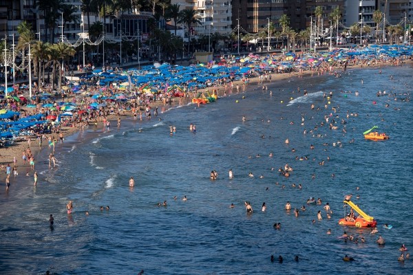 Los apartamentos turísticos de la Costa Blanca suben precios y rozan el lleno en el puente