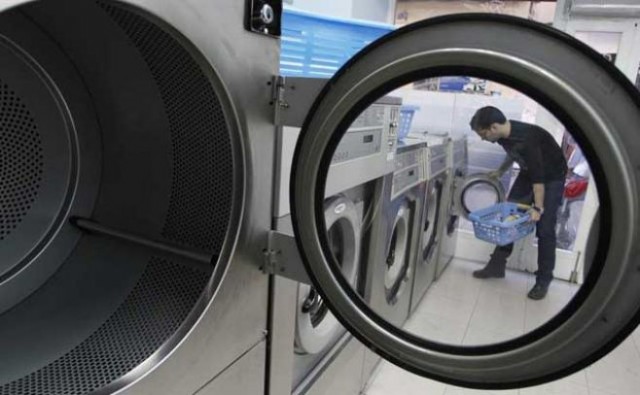 Lavar ropa libera miles de microplásticos al medio ambiente