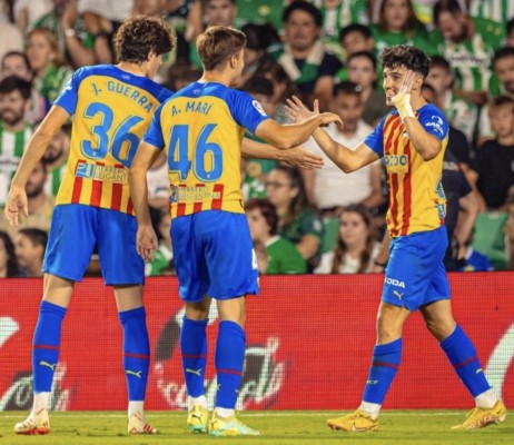 El Valencia premia a los 'héroes' de la pasada campaña