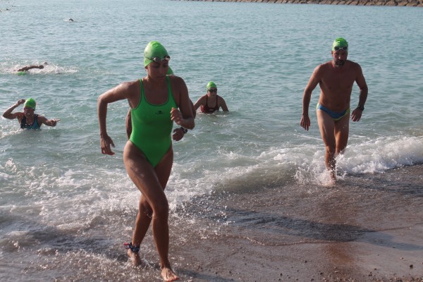 Más de un centenar de nadadores se miden en la travesía a mar abierto de la playa de Almenara 