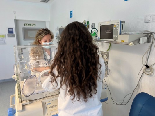 El hospital de Torrevieja incorpora mantas de fototerapia para tratar ictericia en bebés