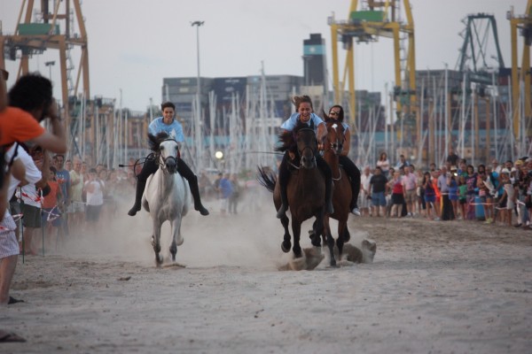 La playa de Pinedo acoge las tradicionales 'Corregudes de Joies' del 15 al 17 de agosto