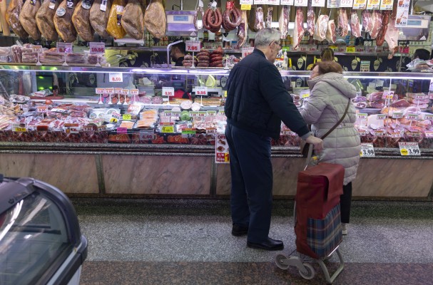 Calviño aboga por seguir con el IVA reducido de alimentos e 