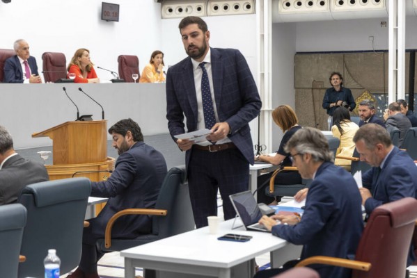 López Miras y Antelo, un verano sin cobertura