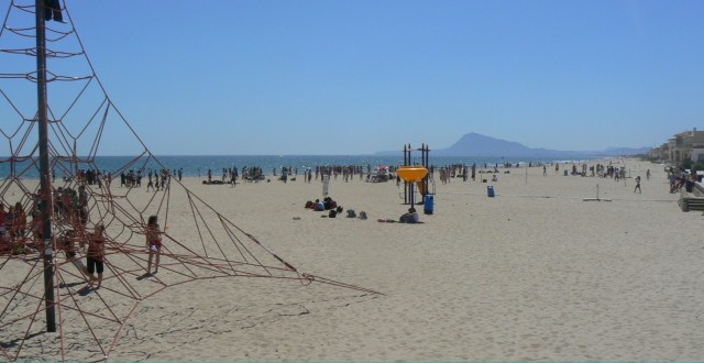 Los comercios de Oliva se trasladan hasta la playa en una nueva edición de la Feria Voramar  