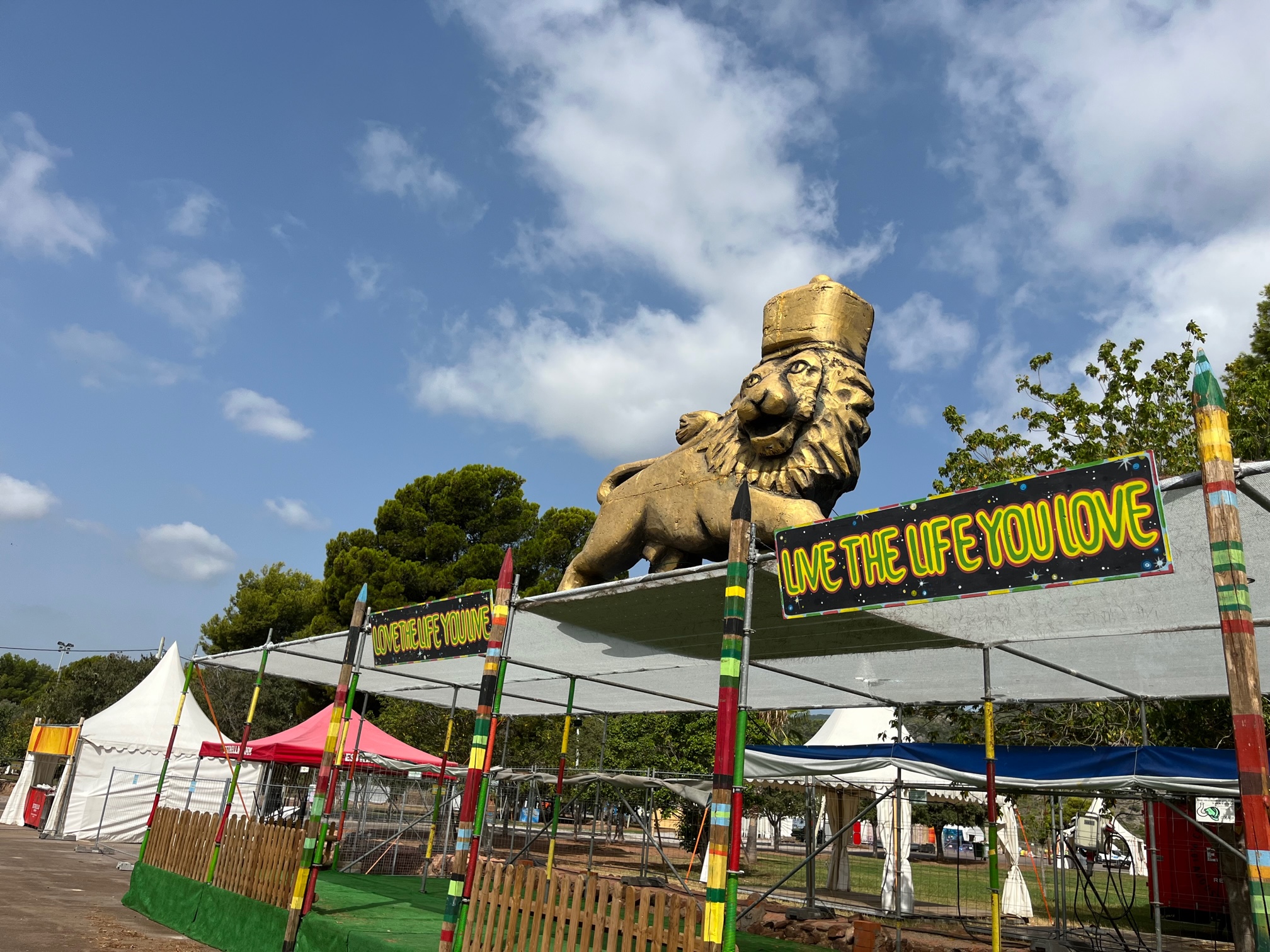 En 20 días y a 148 manos: así se alza cada verano la 'ciudad del reggae' del Rototom Sunsplash 