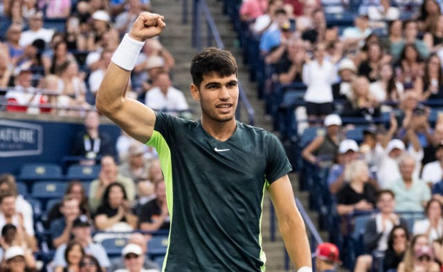 Alcaraz logra un sufrido triunfo contra Hurkacz y jugará por las semis de Toronto ante Paul