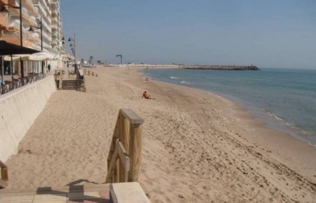 Prohibido el baño en la playa de El Perelló por un aviso de contaminación microbiológica
