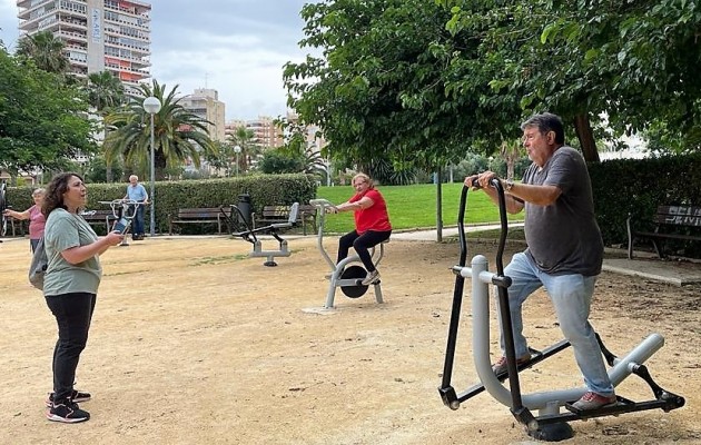 Fisioterapeutas del Centro de Salud Cabo Huertas enseñan a usar los parques biosaludables

