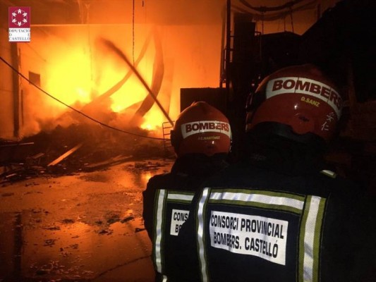 Un efectivo de bomberos trabaja en la extinción de un incendio de vegetación declarado en Alcossebre