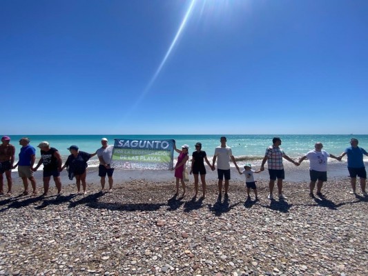 Las playas de València se unen en una cadena humana para exigir la regeneración del litoral