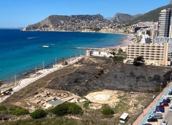 Los técnicos de Patrimonio rebajan el impacto del incendio en los Baños de la Reina de Calp