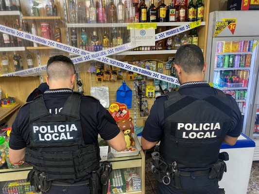 La Policía Local de Elche precinta cuatro establecimientos por vender alcohol a menores