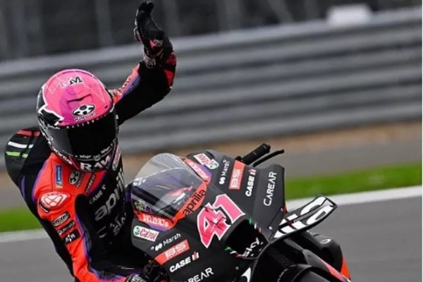 Aleix Espargaró remonta y gana el duelo por el triunfo a 