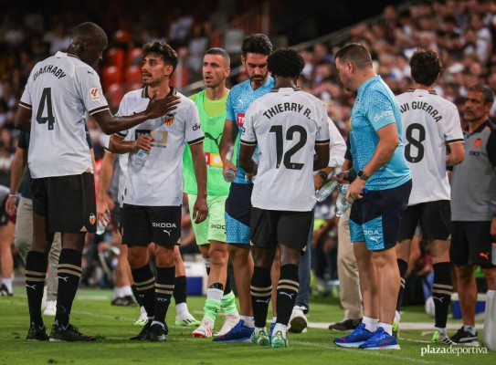 El Valencia cierra la pretemporada con una plantilla bajo mínimos
