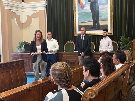 Carrasco avala la reforma de los mercados locales: 