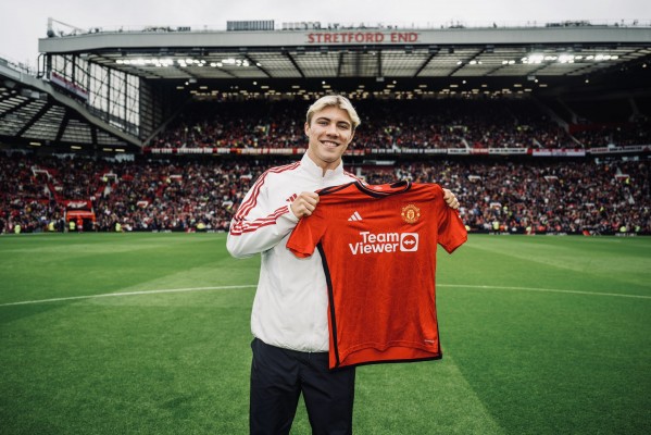 El Manchester United firma a Rasmus Hojlund hasta 2028
