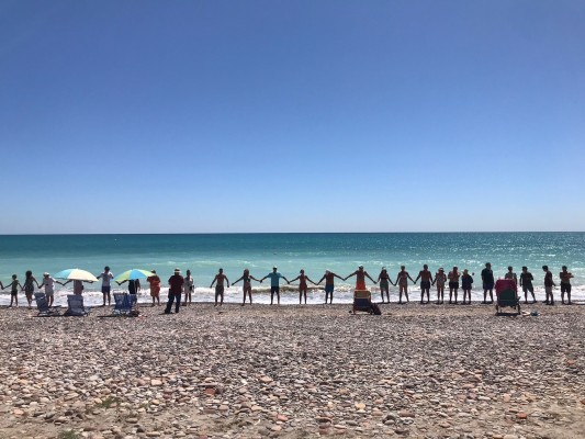 Vecinos de varias playas de Sagunto forman una cadena humana contra su deterioro