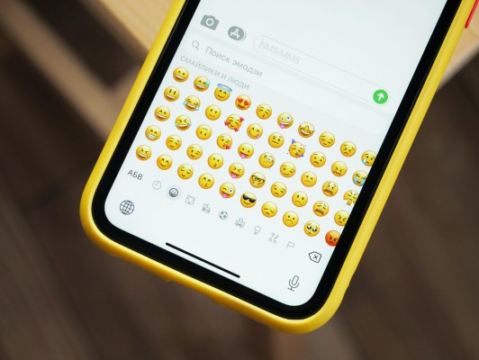 El emoji del corazón, junto a 