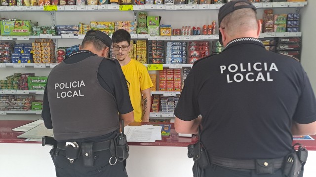 La policía de Elche empieza las habituales inspecciones de tiendas pirotécnicas hasta el 13 de agosto