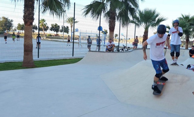 
Tavernes de la Valldigna mejora el entorno paisajístico del skate park de la playa