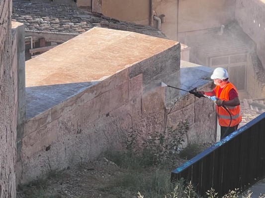 Villena emplea un sistema de limpieza con vapor para eliminar los grafitis de la muralla
