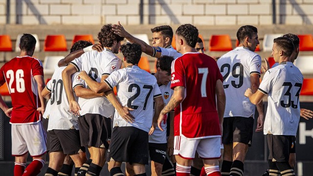El Valencia y MatchWornShirt lanzan la primera subasta solidaria en el Trofeo Naranja
