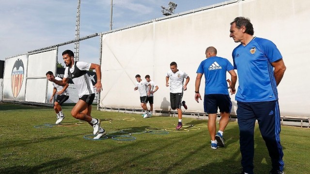 La presidenta Layhoon Chan visita a Prandelli durante el entrenamiento
